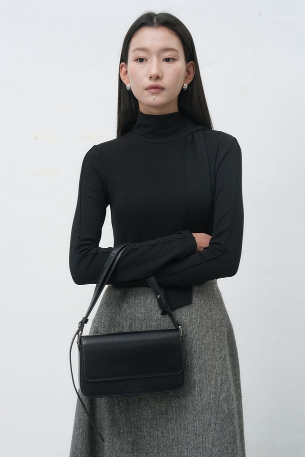 세련된 스타일을 완성하는 [25FW] WOMAN 투웨이 스퀘어 숄더백 [2COL] / WBE4L92519입니다. 부드러운 합성가죽 소재에 블랙 컬러로, 미니멀하고 시크한 디자인을 자랑합니다. 오피스룩, 출근룩, 모임룩 등 다양한 TPO에 활용 가능하며, 투웨이 스타일로 숄더백과 토트백으로 연출할 수 있습니다. 스퀘어 디자인과 자석형 잠금 방식으로 실용성을 더했으며, 숄더 스트랩으로 편안한 착용감을 선사합니다. 클래식하고 미니멀한 스타일을 선호하는 여성분들께 추천합니다.
