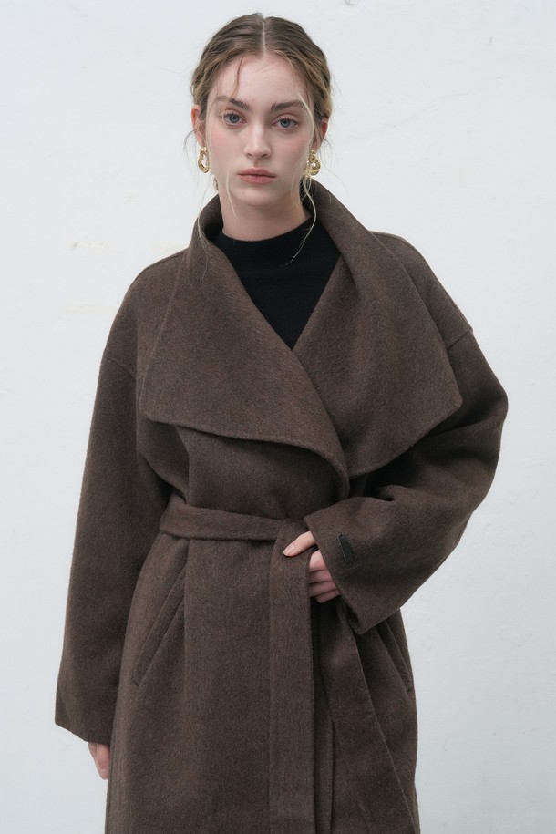세련된 **[25FW] WOMAN 핸드메이드 숄카라 롱코트**는 브라운과 차콜 두 가지 색상으로 출시되었습니다. 울, 폴리에스테르, 나일론, 아크릴, 면 혼방 소재로 제작되어 부드러운 촉감과 두꺼운 두께로 겨울과 봄에 따뜻하게 착용할 수 있습니다. 숄카라 디자인과 루즈핏으로 클래식하면서도 스타일리시한 무드를 연출하며, 벨트 탈부착이 가능하여 다양한 스타일을 소화할 수 있습니다. 롱 기장과 긴 소매가 특징이며, 로고 엠보싱 가죽 패치 디테일이 고급스러움을 더합니다. 출근룩, 모임룩, 데이트룩 등 다채로운 TPO에 맞춰 클래식, 미니멀, 시크 스타일을 연출해보세요.
