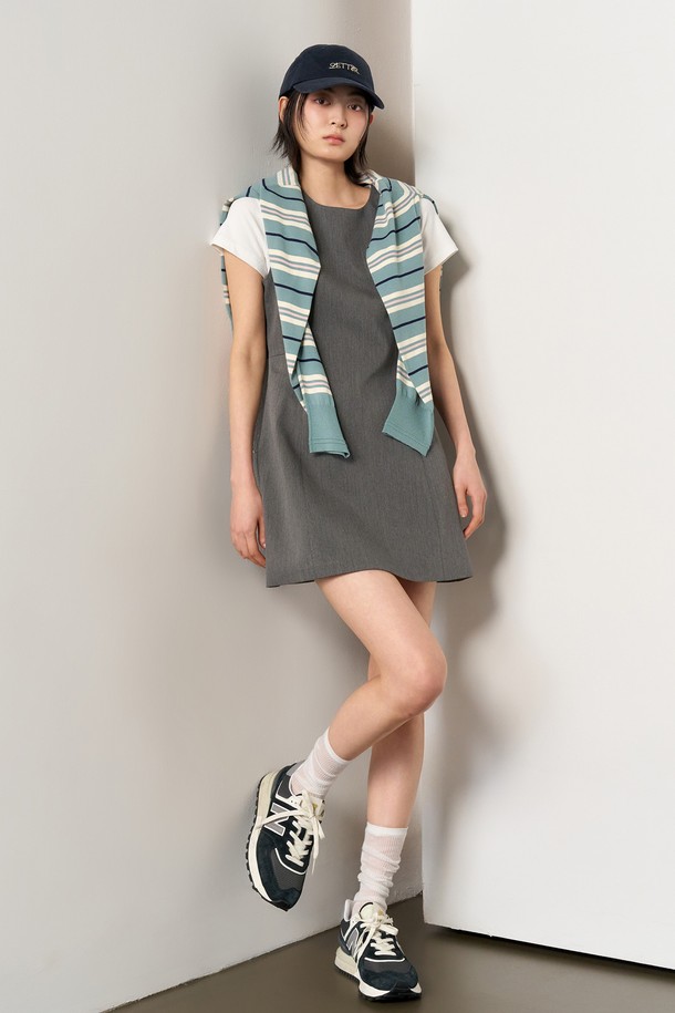 [25SS] WOMAN 미니멀 미니 원피스 [CHARCOAL]는 여성용 미니멀 디자인 원피스입니다. 차콜 컬러의 무지 원피스로, A라인 치마핏과 리본넥 디테일이 특징입니다. 봄, 여름 시즌에 어울리는 긴 소매 디자인으로, 데이트룩, 카페룩, 모임룩 등 다양한 TPO에 활용하기 좋습니다. 스타일은 미니멀, 클래식, 시크이며 모델은 S 사이즈를 착용했습니다.
