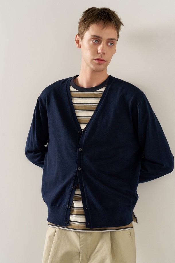 GENERAL IDEA - 가디건 - [25SS] MAN 울 브이넥 가디건 [NAVY] / SBE1M04007