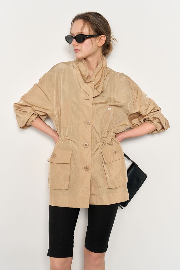 25SS 시즌 [WOMAN 글로시 페미닌 윈드브레이커]는 베이지 색상의 하프 기장 윈드브레이커입니다. 얇은 두께의 나일론 소재로 제작되었으며, 글로시한 원단감과 컬러 매칭 지퍼 디테일이 돋보입니다. 허리 스트링과 4개의 3D 포켓이 특징이며, 페미닌하고 클래식한 무드를 연출할 수 있는 여성용 아우터입니다.
