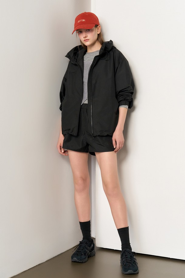 **[25SS] 우먼 패커블 윈드브레이커 세트 [블랙] / WBE1L55531SET**는 여성용 아우터 윈드브레이커 세트입니다. 봄, 가을에 착용하기 좋은 가볍고 부드러운 나일론 소재로 제작되었으며, 발수 기능을 갖춰 쾌적한 착용감을 제공합니다. 루즈핏에 집업 스타일로, 일상, 아웃도어 활동에 적합하며, 후드, 밑단, 허리 스트링 조절로 다양한 핏을 연출할 수 있습니다. 로고 패턴으로 스포티함과 캐주얼한 느낌을 동시에 선사하며, 수납용 파우치가 포함되어 휴대 및 보관이 용이합니다. 산책, 여행, 등산 등 다양한 TPO에 맞춰 스타일리시하게 연출할 수 있는 미니멀한 디자인의 윈드브레이커 세트입니다.
