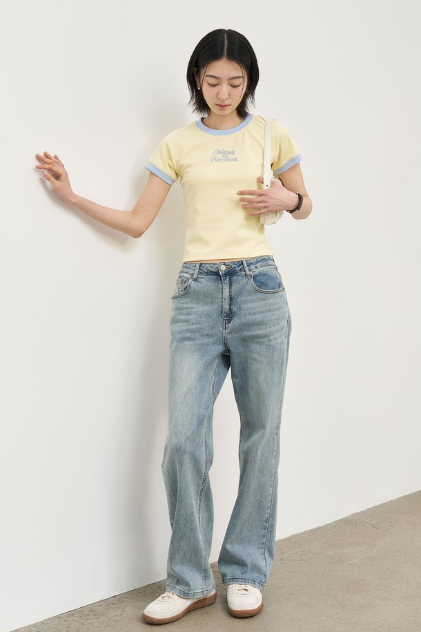 [25SS] WOMAN 래글런 크롭 링거 티셔츠 [LEMON]는 산뜻한 레몬 색상과 라이트 블루 색상으로 출시된 여성용 티셔츠입니다. 면과 스판덱스의 혼방 소재로 제작되어 신축성 있는 착용감을 제공하며, 캐주얼한 스타일을 연출합니다. 래글런 소매 디자인과 실버 로고 리벳 장식이 특징이며, 슬림핏 크롭 기장으로 트렌디함을 더했습니다. 봄, 여름 시즌에 적합하며, 라운드넥에 긴 소매 기장으로 편안하게 착용할 수 있습니다. 25SS 시즌의 자수 및 로고 패턴으로 포인트를 준 제품입니다.
