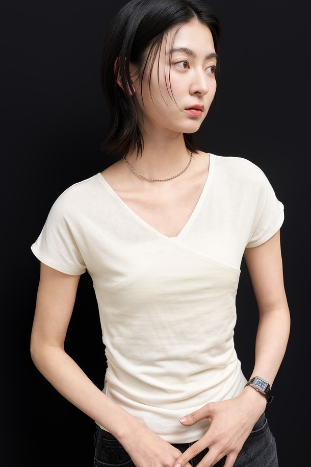 GENERAL IDEA - 반소매 티셔츠 - [25SS] WOMAN 아세테이트 브이넥 셔링 반팔티 [IVORY] / WBE2L01532