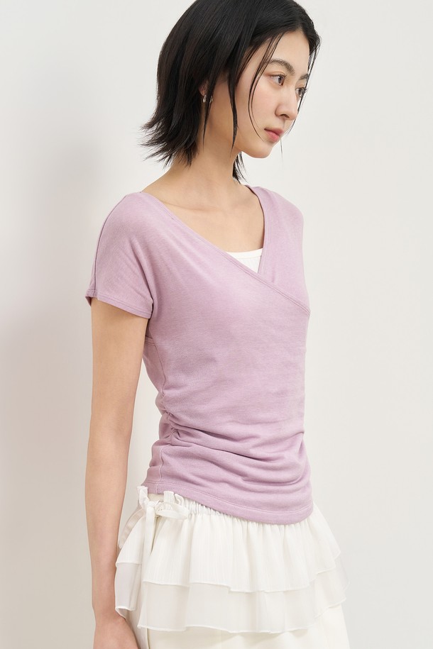 GENERAL IDEA - 반소매 티셔츠 - [25SS] WOMAN 아세테이트 브이넥 셔링 반팔티 [VIOLET] / WBE2L01532