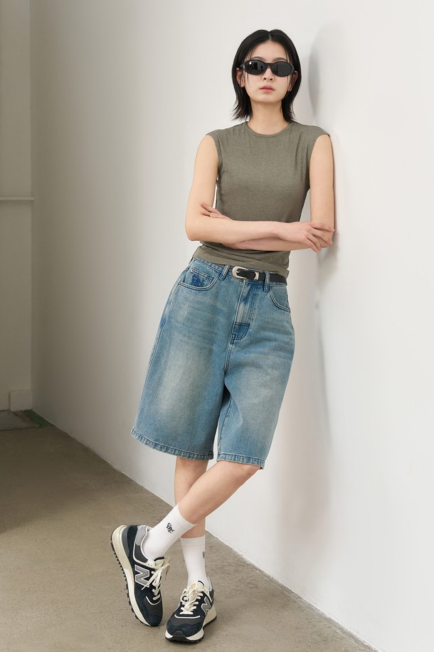 GENERAL IDEA - 민소매티셔츠 - [25SS] WOMAN 아세테이트 크루넥 슬리브리스 [ASH KHAKI] / WBE2L01533