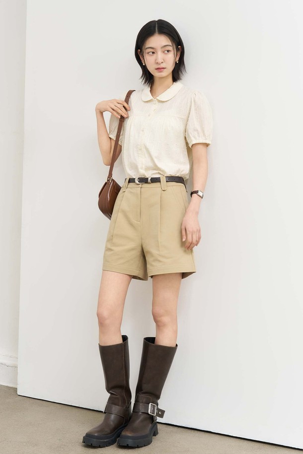[25SS] WOMAN 코튼 핀턱 쇼츠 [BEIGE] (우먼 코튼 핀턱 쇼츠 [베이지])는 미니멀하고 클래식한 스타일의 여성용 쇼츠입니다. 부드러운 면 소재에 핀턱 디테일을 더해 세련된 실루엣을 연출하며, 얇은 두께감으로 봄, 여름 시즌에 시원하게 착용할 수 있습니다. 유니크한 벨트 고리와 뒤 포켓의 자개 로고 리벳이 포인트이며, 화이트 컬러는 약간의 비침이 있을 수 있습니다. 스탠다드핏으로 편안하게 착용 가능하며, 데이트룩, 카페룩, 쇼핑룩 등 다양한 TPO에 활용하기 좋습니다.
