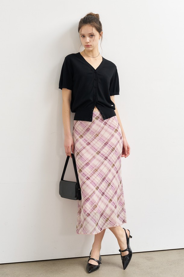 [25SS] WOMAN 텐셀 이지 하프 가디건 [블랙]은 부드러운 텐셀 소재로 제작되어 얇고 시원한 착용감을 선사합니다. 베이직한 디자인의 블랙 컬러 하프 기장 가디건으로, 봄, 여름 시즌 일상복으로 활용하기 좋습니다. 반소매 디자인과 레귤러 핏으로 편안하게 착용할 수 있으며, V넥 라인이 세련된 느낌을 더합니다. 미니멀, 캐주얼, 클래식 스타일을 모두 소화할 수 있는 이지웨어입니다.
