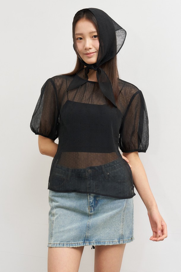 여성스러운 무드의 시스루 플라워 스카프 블라우스입니다. 얇고 부드러운 시폰 소재에 라운드넥 디자인으로, 봄과 여름에 시원하게 착용하기 좋습니다. 블랙 컬러에 플라워 디테일이 더해져 페미닌한 분위기를 연출하며, 데일리룩에 포인트를 더해줍니다.
