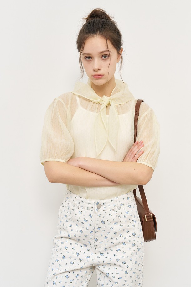 "WOMAN 시스루 플라워 스카프 블라우스"는 페미닌하고 엘레강스한 무드를 연출하는 여성 블라우스입니다. 은은하게 비치는 시스루 소재에 플라워 자카드 패턴이 더해져 로맨틱한 분위기를 자아내며, 스카프 세트와 루즈핏 디자인으로 편안하면서도 세련된 스타일을 완성합니다. 크림, 스카이블루, 블랙 3가지 컬러로 출시되었으며, 봄, 여름, 가을에 데일리하게 착용하기 좋습니다.
