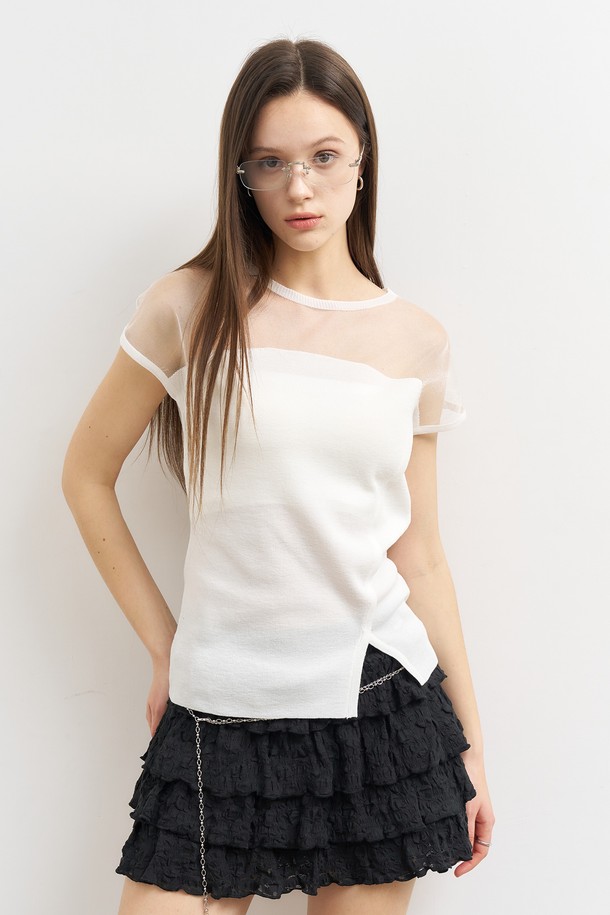 WOMAN 시스루 슬릿 니트 풀오버 [2COL]는 페미닌하고 모던한 스타일을 연출하는 여성 의류입니다. 얇은 두께감의 레이온, 폴리에스테르, 린넨 혼방 소재로 제작되어 부드러운 촉감을 선사하며, 시스루 디자인과 슬릿 디테일이 특징입니다. 민소매 디자인과 라운드넥으로 시원함을 더하고, 슬림핏으로 여성스러운 실루엣을 강조합니다. 데이트룩, 카페룩, 여행룩 등 다양한 TPO에 활용 가능하며, 미니멀, 로맨틱, 클래식 스타일을 즐기는 분들께 추천합니다. 블랙과 화이트 두 가지 색상으로 만나보세요.
