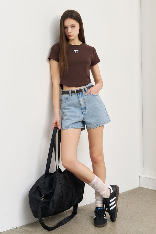 WOMAN 워싱 데님 쇼츠 [2COL]는 여성용 데님 쇼츠로, 봄과 여름 시즌에 어울리는 캐주얼 스타일입니다. 면과 폴리에스테르 혼방 소재의 무지 디자인이며, 스탠다드핏의 숏 기장으로 편안하게 착용할 수 있습니다. 화이트와 블루 두 가지 색상으로 출시되었으며, 브랜드 로고 자수와 버튼 디테일을 더해 포인트를 주었습니다.
