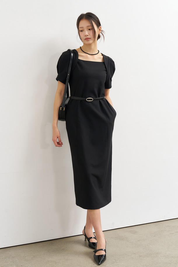 WOMAN(우먼) 볼레로 슬리브 롱 원피스 [2COL]는 여성스러움과 우아함을 동시에 선사하는 롱 원피스입니다. 민트와 블랙 두 가지 색상으로 출시되었으며, 봄, 여름에 착용하기 좋습니다. 볼륨 슬리브 디자인과 허리 라인 강조로 슬림핏을 연출하며, 스퀘어넥 디자인이 세련된 느낌을 더합니다. 신축성 있는 폴리에스테르와 폴리우레탄 혼방 소재로 편안한 착용감을 제공하며, 데이트룩, 모임룩, 소개팅룩 등 다양한 TPO에 활용 가능합니다. 클래식, 미니멀, 로맨틱 스타일을 즐기는 여성에게 추천합니다.
