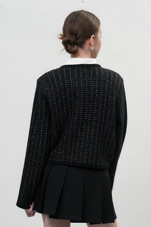 25FW WOMAN 뉴클래식 트위드 재킷은 가을과 겨울 시즌, 여성 고객을 위해 디자인된 클래식하고 우아한 무드의 아우터입니다. 블랙 컬러의 트위드 소재로 제작되었으며, 크롭 기장과 싱글 버튼 여밈, 레귤러 핏으로 세련된 실루엣을 연출합니다. 칼라 디테일이 특징이며, 데이트룩, 오피스룩, 모임룩 등 다양한 TPO에 활용 가능합니다. 미니멀하고 시크한 스타일을 선호하는 고객에게 적합하며, 뻣뻣한 촉감과 두꺼운 두께감으로 고급스러운 분위기를 더합니다.
