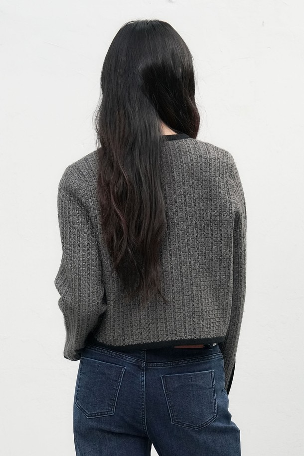 [25FW] WOMAN 뉴클래식 트위드 재킷은 여성스러운 라인을 살려주는 세미 크롭 기장의 클래식 트위드 재킷입니다. 차콜 블랙 컬러의 스탠다드핏으로, 봄, 가을, 겨울 시즌에 걸쳐 데이트룩, 오피스룩, 모임룩 등 다양한 TPO에 활용하기 좋습니다. 메탈 트위드 소재와 약간 두꺼운 두께감으로 탄탄한 촉감을 선사하며, 신축성 있는 소재로 편안한 착용감을 제공합니다. 긴 소매와 버튼 여밈 방식, 그리고 비침 없는 디자인으로 미니멀하면서도 시크한 스타일을 연출할 수 있습니다.
