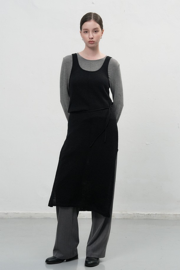 **[25FW] WOMAN 울 시스루 레이어드 원피스 [3COL]**

여성스러운 무드를 연출하는 울 시스루 레이어드 원피스입니다. 크림, 모카, 블랙 세 가지 색상으로 출시되었으며, 봄, 가을, 겨울에 입기 좋습니다. 얇은 두께감의 헤어리한 촉감과 시스루 소재가 특징이며, 뒤판 네크라인 자개 단추 디테일이 돋보입니다. 스탠다드핏으로 편안하게 착용 가능하며, 데이트룩, 모임룩, 카페룩 등 다양한 TPO에 활용할 수 있습니다. 클래식, 미니멀, 로맨틱 스타일을 즐겨 입는 고객에게 추천합니다.
