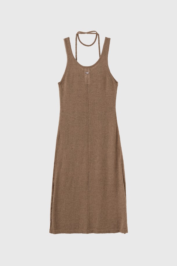 "[25FW] 우먼 울 시스루 레이어드 원피스 [3COL]"는 부드러운 울 소재로 제작된 여성용 레이어드 원피스입니다. 가을과 겨울에 어울리는 얇은 두께감과 긴 소매 기장으로, 시스루 디테일이 은은한 포인트를 더합니다. 미니멀하고 베이직한 스타일로, A라인 치마 핏과 라운드넥 디자인이 특징입니다. 브라운, 화이트, 블랙 세 가지 색상으로 출시되어, 겨울 데일리룩에 클래식한 무드를 연출하기 좋습니다. 루즈핏으로 편안하게 착용할 수 있으며, 부드러운 촉감이 특징입니다.
