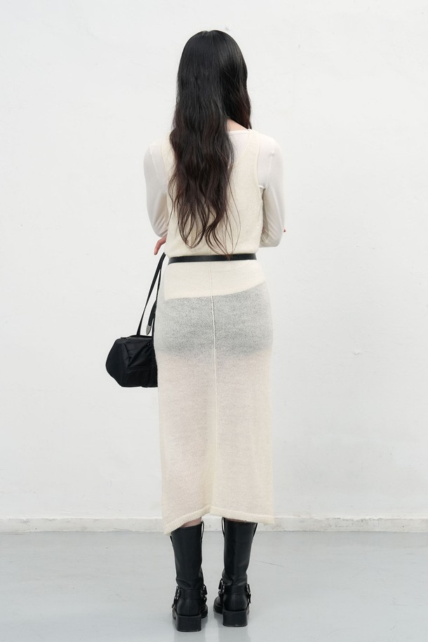 [25FW] 우먼 울 시스루 레이어드 원피스는 가을, 겨울 시즌을 위한 여성용 원피스입니다. 모던하고 미니멀한 스타일로, 일상, 데이트룩, 모임룩, 겨울 데일리룩에 모두 잘 어울립니다. 울 소재의 부드러운 촉감과 얇은 두께감, H라인의 레귤러핏으로 편안한 착용감을 선사합니다. 시스루 소재와 레이어드 디자인이 특징이며, 라운드넥과 긴소매로 클래식, 미니멀, 시크한 스타일을 연출할 수 있습니다. 3가지 색상으로 출시되었습니다.
