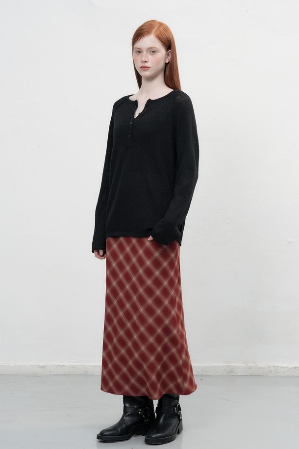 "[25FW] WOMAN 울 시스루 헨리넥 풀오버"는 가을과 겨울, 겨울 데일리룩 연출에 적합한 여성용 니트/스웨터입니다. 베이직한 스타일의 레귤러핏으로, 얇은 두께감의 울 소재와 부드러운 촉감이 특징입니다. 헨리넥 디자인과 긴 소매 기장, 무지 패턴, 시스루 디테일이 클래식, 미니멀, 시크한 무드를 자아냅니다. 일상에서 세련된 스타일을 연출하고 싶은 여성에게 추천하는 아이템입니다.
