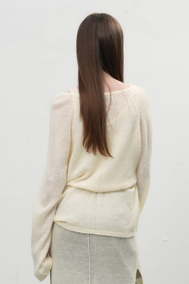 **[25FW] WOMAN 울 시스루 헨리넥 풀오버 [3COL]**

부드러운 촉감의 여성 울 시스루 헨리넥 풀오버입니다. 헤어리 울 블렌드 원사를 사용하여 포근함을 더했으며, 얇은 두께감과 반투명한 시스루 디자인으로 은은한 멋을 냅니다. 뒷목 쉘 버튼 디테일이 돋보이며, 신축성이 있어 편안한 착용감을 선사합니다. 봄, 가을, 겨울, 데이트룩, 카페룩, 겨울 데일리룩에 클래식, 미니멀, 캐주얼 스타일로 연출하기 좋습니다. 크림, 핑크, 블랙 세 가지 색상으로 만나보세요.
