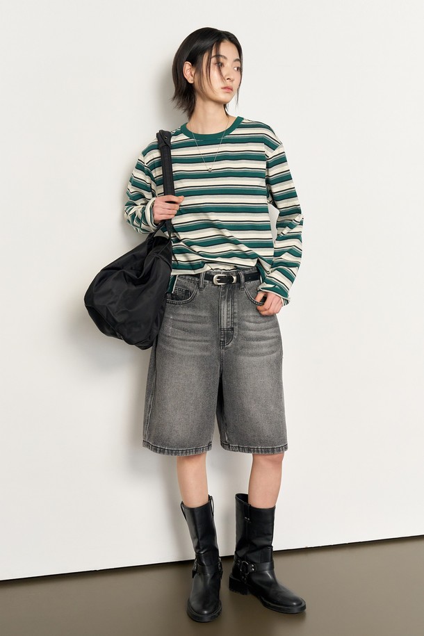 [25FW] WOMAN 와이드 버뮤다 데님 팬츠는 캐주얼한 스타일의 여성용 버뮤다 데님 팬츠입니다. 가을과 겨울에 적합하며, 무지 패턴의 와이드 핏으로 편안한 착용감을 제공합니다. 두꺼운 두께감과 뻣뻣한 촉감의 데님 소재로 제작되었으며, 워싱 가공을 더해 자연스러운 멋을 연출합니다. 가을 나들이룩 또는 겨울 데일리룩에 매치하여 미니멀하고 클래식한 스타일을 완성할 수 있습니다.
