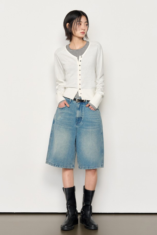 [25FW] WOMAN 와이드 버뮤다 데님 팬츠 [3COL]는 여성들을 위한 와이드핏 버뮤다 데님 팬츠입니다. 블루, 그레이, 블랙 세 가지 색상으로 출시되어, 다양한 스타일 연출이 가능합니다. 봄, 여름 시즌에 적합하며, 데님 소재 특유의 편안함과 무지 디자인으로 캐주얼한 분위기를 냅니다. 동네 마실룩, 여행룩, 휴가룩 등 TPO에 구애받지 않고, 캐주얼, 미니멀, 클래식 스타일을 모두 소화할 수 있는 활용도 높은 아이템입니다. 5부 기장의 와이드핏으로 다리가 길어 보이는 효과를 주며, 데님 워싱 디테일로 포인트를 더했습니다.
