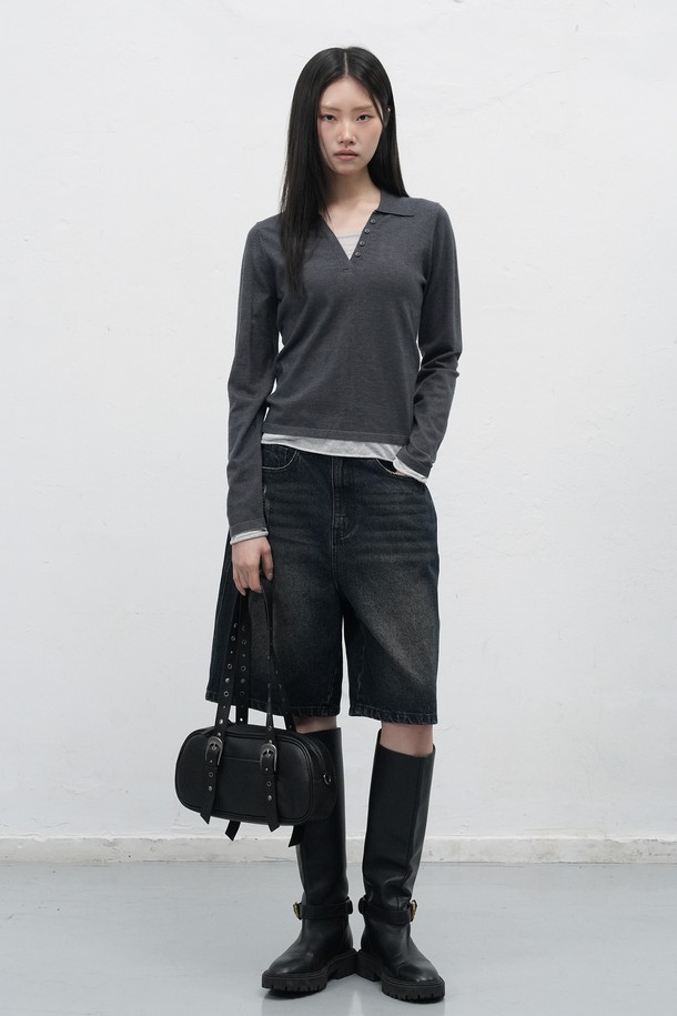 **[25FW] WOMAN 와이드 버뮤다 데님 팬츠 [3COL]**는 편안하고 시원한 여름 스타일을 위한 여성용 5부 데님 버뮤다 팬츠입니다. 캐주얼하고 미니멀한 스타일로, 일상생활과 가벼운 외출에 모두 잘 어울립니다. 워싱 디테일이 더해져 자연스러운 분위기를 자아내며, 와이드핏으로 편안한 착용감을 선사합니다. 블랙 컬러의 무지 디자인으로 어떤 상의와도 손쉽게 매치할 수 있으며, 동네 마실룩이나 쇼핑룩으로 활용하기 좋습니다. 데님 소재 특유의 내구성과 활동성이 돋보이는 아이템입니다.
