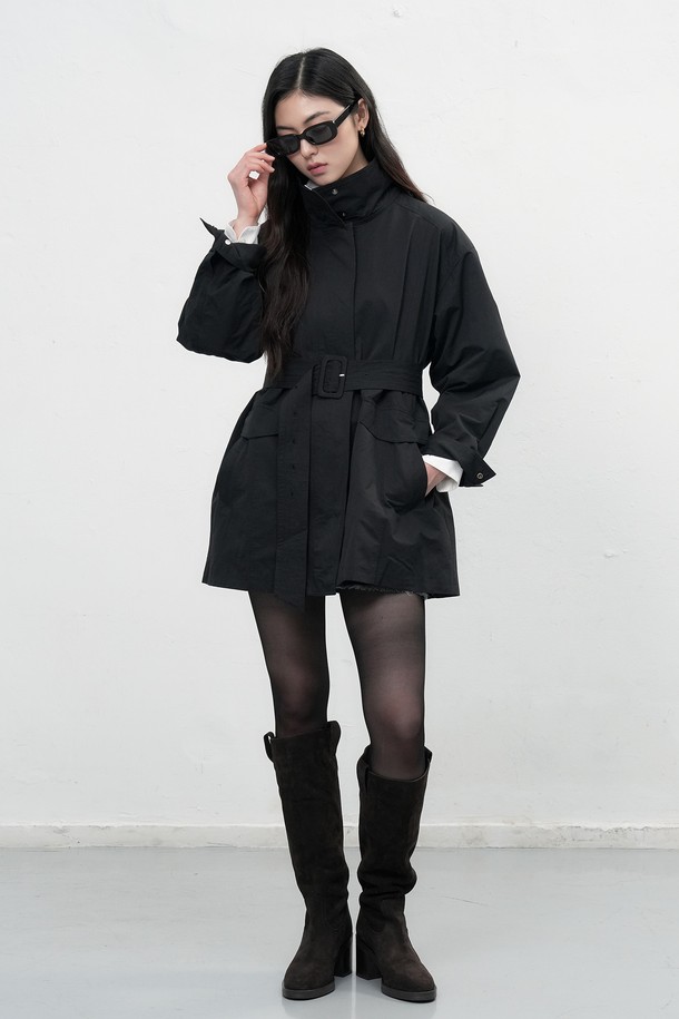 [25FW] WOMAN 하이넥 사파리 하프 재킷 [2COL]은 여성용 아우터로, 캐주얼하고 베이직한 스타일을 연출합니다. 봄, 가을에 착용하기 좋으며, 라이트 카키와 블랙 두 가지 색상으로 제공됩니다. 하이넥 칼라와 허리 벨트 디테일이 특징이며, 자켓 드레스 스타일링 또한 가능합니다. 힙을 덮는 하프 기장에 루즈핏으로 편안하게 착용할 수 있으며, 신축성 있는 면, 나일론 혼방 소재에 안감을 더해 스탠다드 두께감으로 제작되었습니다. 데이트룩, 봄 소풍룩에 적합한 미니멀, 클래식 스타일의 사파리 재킷입니다.
