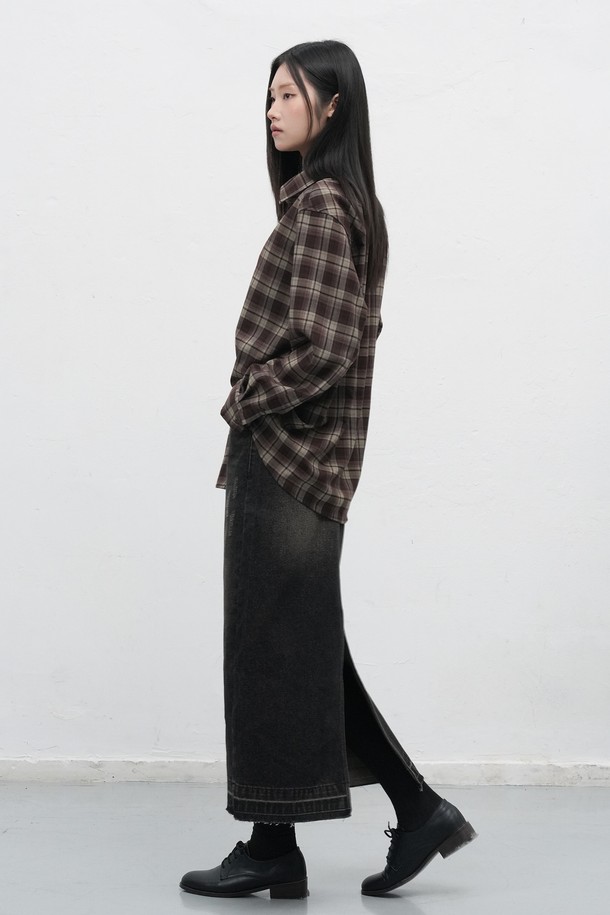 [25FW] 우먼 워싱 데님 롱 스커트 [2COL]는 캐주얼하고 베이직한 스타일의 여성용 데님 롱 스커트입니다. 블루, 브라운 두 가지 색상으로 제공되며, 사계절 내내 활용 가능합니다. 면, 레이온, 폴리에스테르 혼방 소재로 제작되어 뻣뻣한 촉감을 가지며, 스트레이트 핏과 워싱 처리로 자연스러운 멋을 더했습니다. 백 슬릿, 로고 코튼 버튼, 가죽 텍스처 디테일이 특징이며, 동네 마실룩이나 여행룩에 적합합니다.
