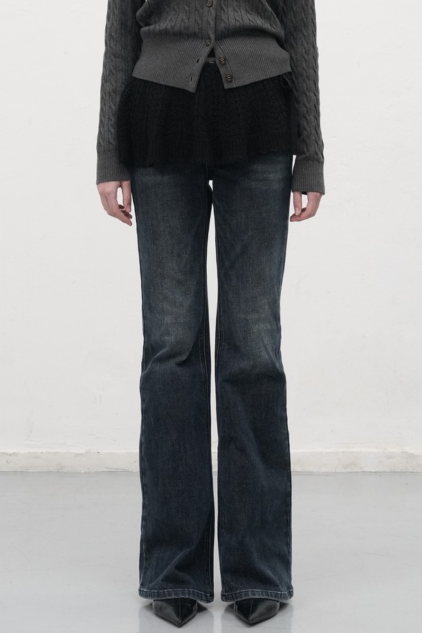 [25FW] WOMAN 스캘럽 미니 레이어드 스커트 [2COL]는 페미닌한 무드를 연출하는 여성용 미니스커트입니다. 아이보리(Ivory)와 블랙(Black) 두 가지 색상으로 출시되었으며, 봄, 가을, 겨울 계절에 착용하기 좋습니다. 얇은 두께감의 플레어 핏 레이어드 치마로, 부드러운 촉감과 경량 소재가 특징입니다. 프리미엄 수공 자수 디테일과 신축성 있는 밴딩 허리, 비침 방지 기능으로 편안함과 스타일을 동시에 잡았습니다. 데이트룩, 카페룩, 모임룩 등 다양한 TPO에 클래식, 미니멀, 로맨틱 스타일로 연출할 수 있습니다.
