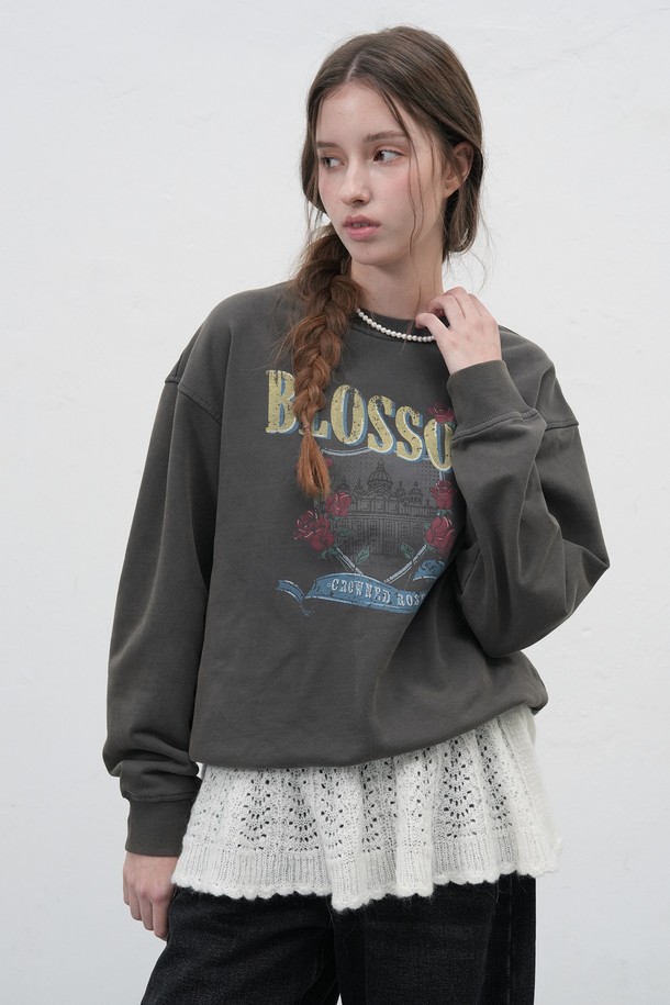 [25FW] WOMAN 스캘럽 미니 레이어드 스커트 [2COL]는 페미닌한 무드의 여성 미니스커트입니다. 아이보리, 블랙 두 가지 색상으로 출시되었으며, 봄, 가을, 겨울 계절에 착용하기 좋습니다. 아크릴, 나일론, 울, 모헤어 혼방 소재로 제작되어 부드러운 촉감을 선사하며, 루즈핏 플레어 실루엣과 스캘럽 패턴, 레이어드 디자인이 특징입니다. 프리미엄 수공예 자수 디테일과 옆면 스트랩, 밴딩 허리, 신축성 있는 소재로 편안함과 세련된 스타일을 동시에 만족시킵니다. 데이트룩, 카페룩, 모임룩 등 다양한 TPO에 클래식, 미니멀, 로맨틱 스타일로 연출해보세요.
