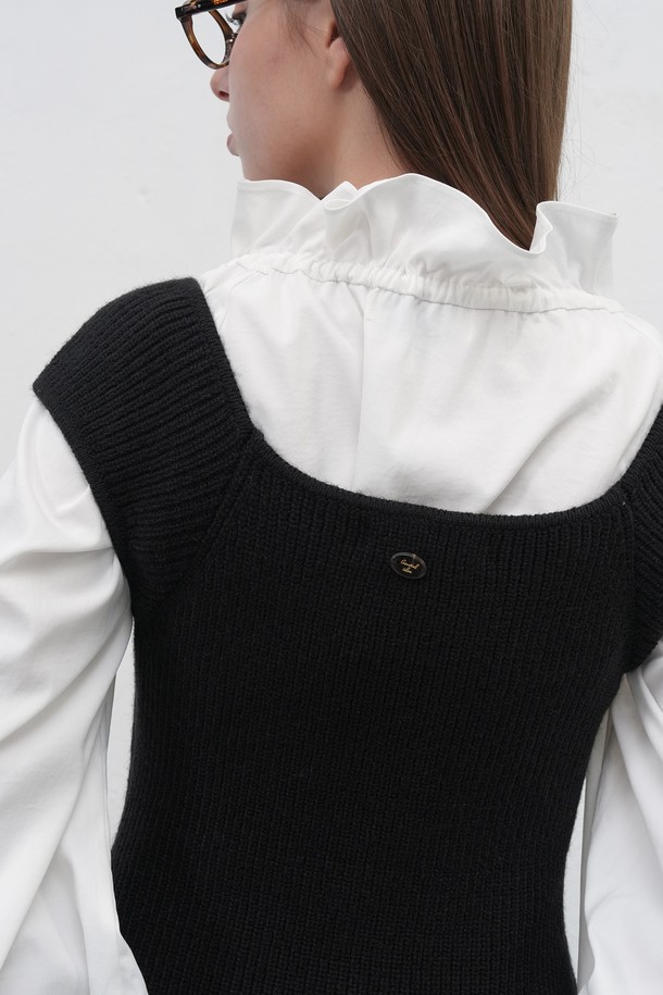 **[25FW] WOMAN 스퀘어넥 니트 미니 원피스 [2COL]**

미니멀하고 베이직한 스타일의 여성 니트 미니 원피스입니다. 차콜 블랙 두 가지 색상으로 출시되었으며, 봄, 가을, 겨울 계절에 착용하기 좋습니다. 슬림핏 디자인에 골지 패턴으로 세련된 실루엣을 연출하며, 신축성 있는 아크릴, 나일론 혼방 소재로 편안한 착용감을 제공합니다. 스퀘어넥 라인과 긴 소매, 약간 두께감 있는 소재가 특징이며, 데이트룩, 겨울 데일리룩, 모임룩 등 다양한 TPO에 활용 가능합니다. 벌룬 슬리브 루즈핏 가디건과 세트로 시크하게 연출할 수도 있습니다.
