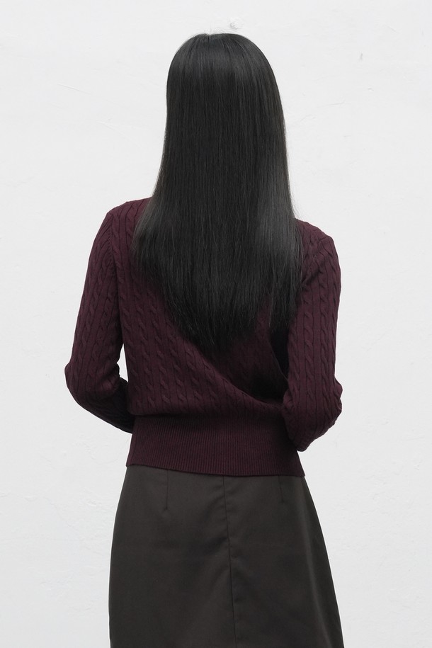 **[25FW] WOMAN GNRL 시그니처 슈퍼파인 울 케이블 가디건 [5COL] / WBD3L04505**

부드러운 촉감의 [25FW] WOMAN GNRL 시그니처 슈퍼파인 울 케이블 가디건입니다. 슈퍼파인 울 소재를 사용하여 보온성과 착용감이 뛰어나며, 라운드 넥 디자인과 레귤러핏으로 편안하게 착용할 수 있습니다. 베이직한 스타일의 케이블 패턴 가디건으로, 데이트룩, 겨울 데일리룩 등 다양한 TPO에 활용하기 좋습니다. 버건디, 네이비, 카키, 차콜 등 4가지 컬러로 출시되었으며, 로고 엠보싱 버튼 디테일과 신축성 있는 소재로 활동성을 더했습니다. 긴 소매 기장과 스탠다드 두께감으로 간절기부터 겨울까지 따뜻하게 입을 수 있습니다.
