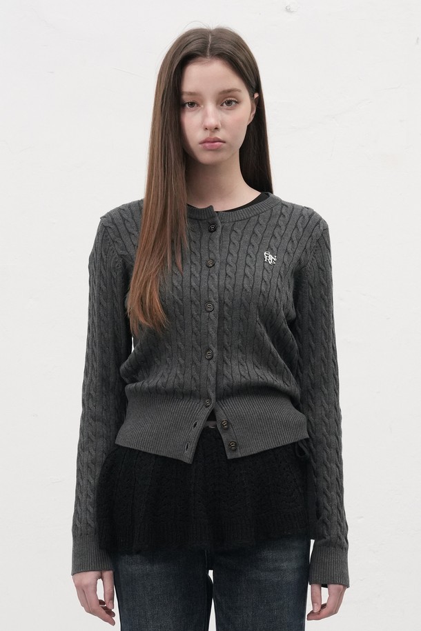 [25FW] WOMAN GNRL 시그니처 슈퍼파인 울 케이블 가디건 [5COL]은 베이직하고 클래식한 스타일을 추구하는 여성 고객을 위한 가디건입니다. 슈퍼파인 울 소재를 사용하여 부드러운 촉감과 뛰어난 보온성을 자랑하며, 봄, 가을, 겨울 세 계절 모두 활용 가능합니다. 허리 라인을 살려주는 넓은 밑단 디자인과 시그니처 실루엣이 특징이며, 버건디, 네이비, 카키, 차콜, 블랙 5가지 다채로운 색상으로 만나보실 수 있습니다. 다크브라운 로고 각인 버튼이 포인트로 들어가 고급스러운 분위기를 더하며, 출근룩이나 겨울 데일리룩에 활용하기 좋습니다.
