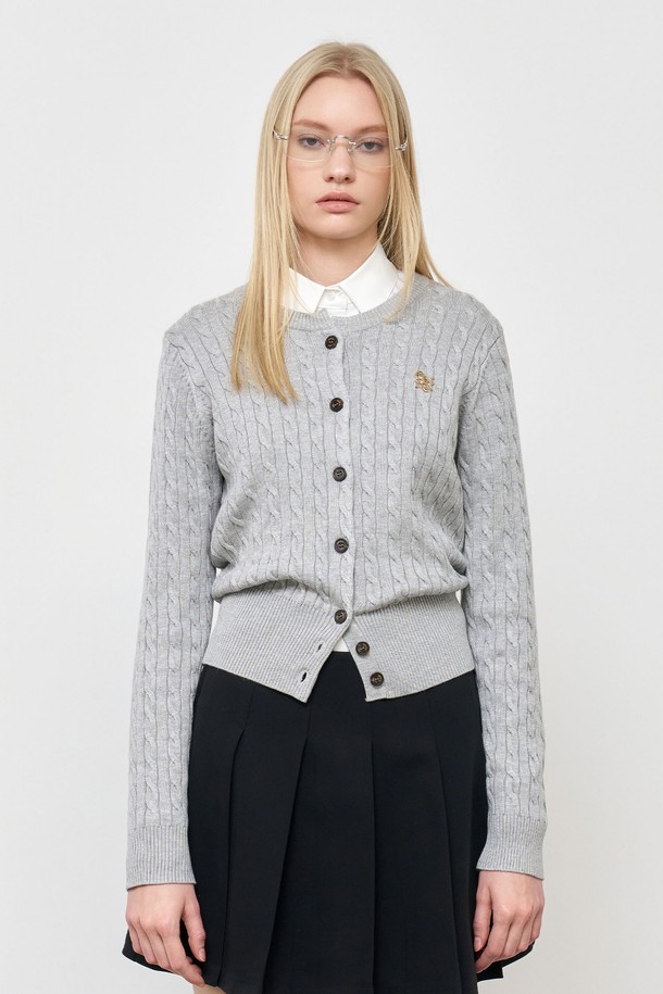 **[25FW] WOMAN GNRL 시그니처 슈퍼파인 울 케이블 가디건 [5COL] / WBD3L04505**

우아함과 포근함을 동시에 선사하는 여성용 가디건입니다. 슈퍼파인 울 소재를 사용하여 부드러운 촉감과 보온성을 자랑하며, 베이직하면서도 클래식한 디자인으로 다양한 스타일을 연출할 수 있습니다. 라운드넥 디자인에 긴 소매 기장으로 제작되었으며, 허리 라인을 살려주는 레귤러핏 실루엣이 특징입니다. 버건디, 네이비, 카키, 차콜 등 4가지 컬러로 출시되어, 출근룩 또는 모임룩 등 TPO에 맞게 폭넓게 활용 가능합니다. 다크브라운 브랜드 버튼 디테일과 케이블 패턴이 돋보이는 시그니처 스타일의 가디건입니다.
