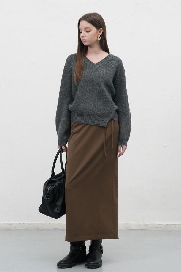 [25FW] WOMAN 브이넥 슬릿 하찌 니트 풀오버는 여성용 상의 니트/스웨터입니다. 아이보리, 차콜, 카키 3가지 색상으로 출시되었으며, 가을과 겨울에 따뜻하게 착용할 수 있습니다. 베이직한 스타일의 루즈핏으로, 두꺼운 두께감과 신축성 있는 소재로 편안한 착용감을 선사합니다. 비대칭 프론트 슬릿과 벌룬 소매, 브랜드 로고 디테일, 앞뒤 기장 차이 포인트가 돋보이며, 브이넥 라인으로 세련된 분위기를 더합니다. 겨울 데일리룩, 카페룩, 모임룩 등 다양한 TPO에 클래식, 미니멀, 캐주얼 스타일로 연출하기 좋습니다.

