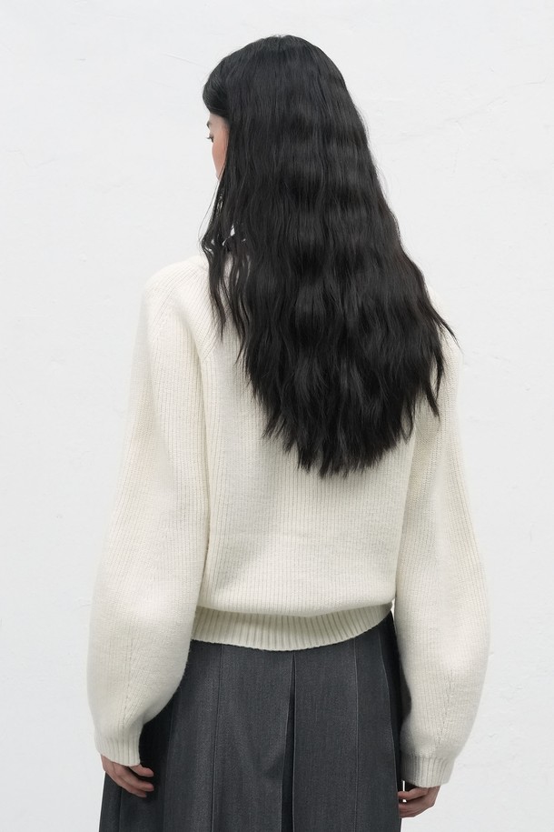 **[25FW] WOMAN 브이넥 슬릿 하찌 니트 풀오버 [3COL] /WBE3L05531**

부드러운 촉감의 여성용 브이넥 슬릿 하찌 니트 풀오버입니다. 가을과 겨울에 어울리는 두꺼운 두께감으로 따뜻하게 착용 가능하며, 루즈핏 디자인으로 편안한 착용감을 선사합니다. 아이보리, 차콜, 카키 3가지 색상으로 출시되었으며, 베이직한 스타일을 좋아하는 여성분들께 추천합니다. 비대칭 슬릿 디테일과 벌룬 소매, 하단 로고 디테일이 돋보이며, 신축성이 있어 활동성을 높였습니다. 겨울 데일리룩, 모임룩, 카페룩 등 다양한 TPO에 클래식, 미니멀, 캐주얼 스타일로 활용하기 좋습니다.
