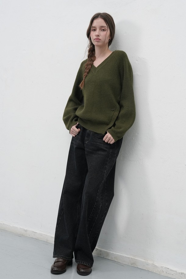 **[25FW] WOMAN 브이넥 슬릿 하찌 니트 풀오버 [3COL] /WBE3L05531**

여성스러운 무드를 연출하는 [25FW] WOMAN 브이넥 슬릿 하찌 니트 풀오버입니다. 아이보리, 차콜, 카키 3가지 색상으로 출시되었으며, 가을, 겨울 시즌에 적합합니다. 루즈핏으로 편안함을 선사하며, 두꺼운 두께감의 하찌 패턴이 포근함을 더합니다. 비대칭 슬릿 디테일과 벨 소매 디자인이 특징이며, 브랜드 로고 디테일로 포인트를 주었습니다. 베이직 스타일로 다양한 겨울 데일리룩, 모임룩, 카페룩에 활용하기 좋습니다.
