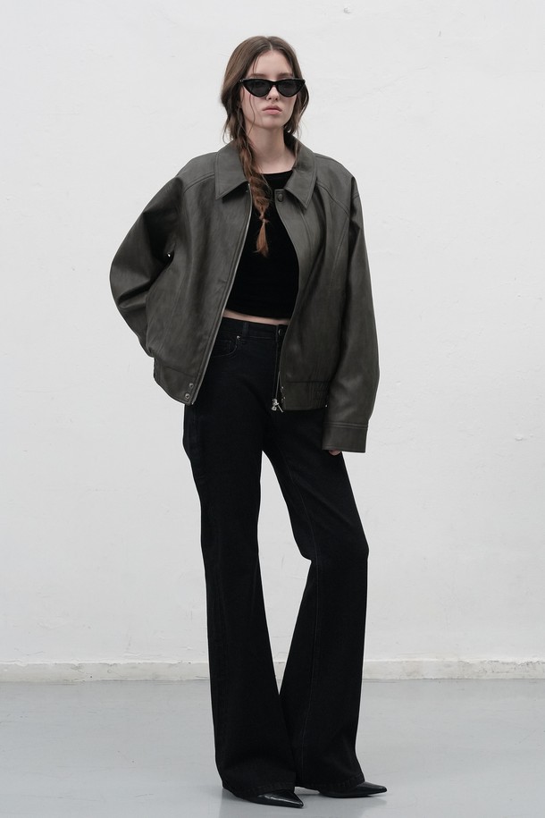 [25FW] WOMAN 부츠컷 워싱 데님 팬츠는 가을, 겨울 시즌을 위한 여성 데님 팬츠입니다. 캐주얼, 미니멀, 클래식 스타일을 모두 아우르는 디자인으로, 워싱 디테일이 돋보이는 레귤러핏 부츠컷이 특징입니다. 데님 소재 특유의 편안한 착용감과 무지 디자인으로 다양한 상의와 손쉽게 매치할 수 있습니다. 가을 나들이룩이나 겨울 데일리룩 등 폭넓은 TPO에 활용하여 스타일리시함을 더해보세요.
