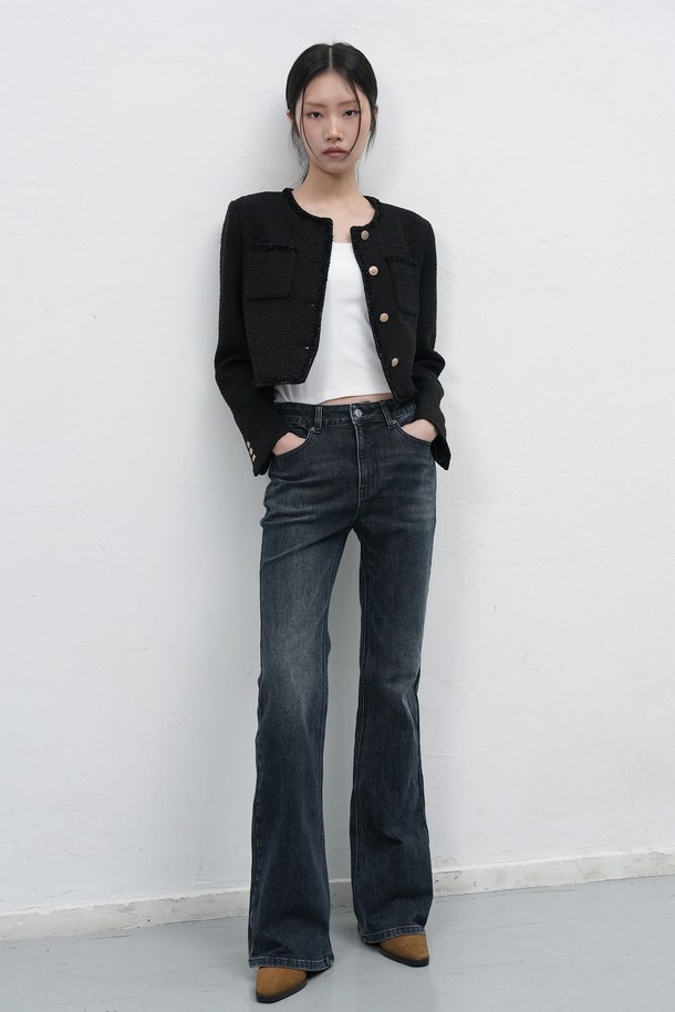 **[25FW] WOMAN 부츠컷 워싱 데님 팬츠 [3COL] / WBE3L11509**는 여성용 데님 팬츠로, 부츠컷 디자인과 빈티지 워싱이 돋보이는 제품입니다. 봄, 가을, 겨울 세 계절 모두 착용 가능하며, 캐주얼 및 베이직 스타일을 연출하기 좋습니다. Light Blue, Dark Navy, Black 세 가지 색상으로 출시되었으며, 슬림핏으로 다리 라인을 더욱 돋보이게 합니다. 면, 폴리에스테르, 폴리우레탄 혼방 소재로 제작되어 부드러운 촉감과 약간의 신축성을 제공합니다. 속기모 처리가 되어 있어 겨울철에도 따뜻하게 착용할 수 있으며, 데일리룩, 캐주얼, 클래식, 미니멀 스타일을 즐겨 입는 분들께 추천합니다.
