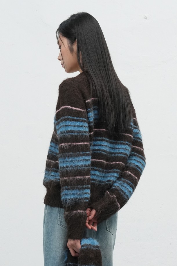 [25FW] WOMAN 헤어리 스트라이프 루즈 풀오버는 부드러운 울 소재로 제작되어 포근한 착용감을 선사합니다. 가을과 겨울에 어울리는 두꺼운 두께감과 긴 소매 기장, 라운드넥 디자인으로 따뜻함을 더했습니다. 헤어리 텍스처와 스트라이프 패턴이 어우러져 캐주얼하면서도 세련된 분위기를 연출합니다. 넉넉한 루즈핏으로 편안하게 착용 가능하며, 겨울 데일리룩, 카페룩, 데이트룩 등 다양한 스타일을 소화할 수 있습니다. 브라운과 블루 두 가지 색상으로 출시되어 취향에 맞게 선택할 수 있습니다.
