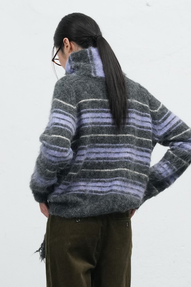 [25FW] WOMAN 헤어리 스트라이프 루즈 풀오버는 부드러운 헤어리 촉감과 브이넥 디자인이 돋보이는 여성용 니트 스웨터입니다. 가을, 겨울 시즌에 적합하며, 울 혼방 소재로 제작되어 따뜻하고 포근한 착용감을 선사합니다. 

레드 브라운, 차콜 두 가지 색상으로 출시되었으며, 루즈핏과 긴 소매 기장으로 편안한 캐주얼 스타일을 연출합니다. 브러시 가공과 새들 숄더 디자인이 특징이며, 스트라이프 패턴이 세련된 포인트를 더합니다. 

일상, 카페, 모임 등 다양한 TPO에 활용할 수 있으며, 캐주얼, 클래식, 미니멀 스타일을 즐기는 여성에게 추천합니다. 
