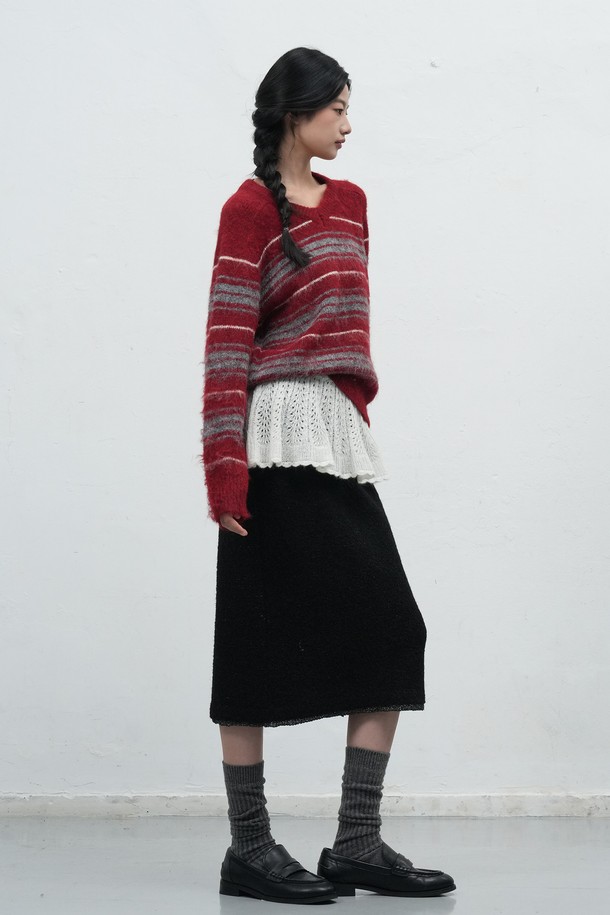 [25FW] WOMAN 헤어리 스트라이프 루즈 풀오버는 부드러운 촉감의 헤어리 원사를 사용하여 포근함을 더한 여성 니트/스웨터입니다. 가을, 겨울 시즌에 어울리는 두꺼운 두께감과 루즈핏으로 편안하게 착용 가능하며, 캐주얼 스타일을 연출하기 좋습니다. 레드 브라운, 차콜 두 가지 색상으로 출시되었으며, 브이넥 라인과 긴 소매, 스트라이프 패턴이 특징입니다. 새들 숄더 디자인과 브랜드 라벨 디테일로 포인트를 더했으며, 신축성이 있어 활동성을 높였습니다. 겨울 데일리룩, 카페룩, 모임룩 등 다양한 TPO에 활용할 수 있는 아이템입니다.
