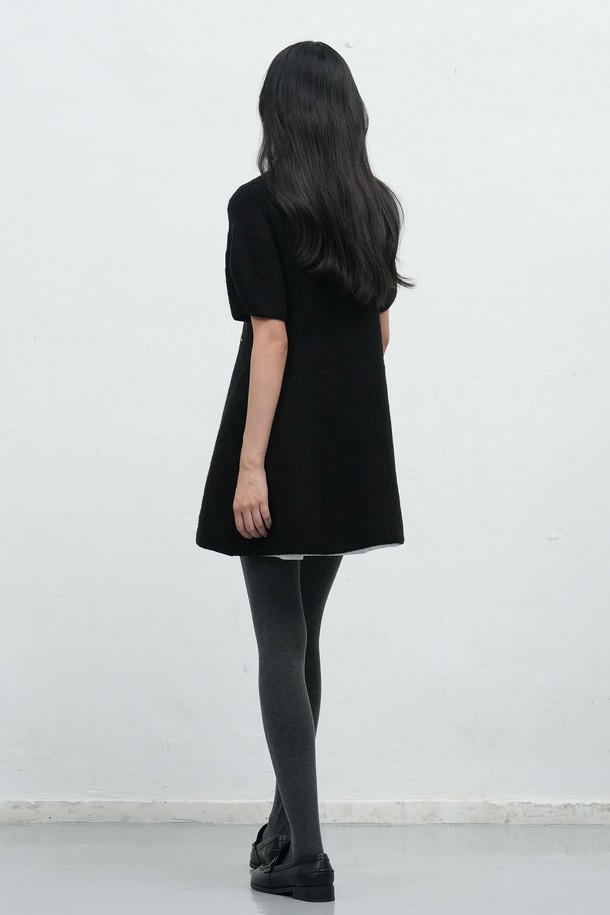 [25FW] WOMAN 벌룬 슬리브 미니 플레어 원피스 [2COL]는 로맨틱한 무드의 여성 의류입니다. 레드와 블랙 두 가지 색상으로 출시되었으며, 봄, 가을, 겨울 계절에 착용하기 좋습니다. 아크릴, 나일론, 스판덱스 혼방의 프리미엄 소재로 제작되어 부드러운 촉감을 선사합니다. 하치 니트 패턴과 라운드넥 디자인, 벌룬 플레어 실루엣, 퍼프 슬리브 디테일이 특징이며, 허리 라인부터 자연스럽게 퍼지는 플레어 스타일이 여성스러운 분위기를 연출합니다. 신축성이 있어 편안하게 착용할 수 있으며, 데이트룩, 모임룩, 겨울 데일리룩으로 활용하기 좋습니다.
