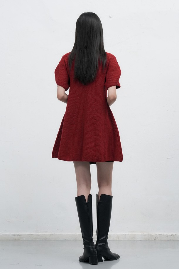 25FW WOMAN 벌룬 슬리브 미니 플레어 원피스 [2COL]는 우아한 스타일을 연출하는 여성용 미니 원피스입니다. 가을, 겨울 시즌에 어울리는 디자인으로, 라운드넥과 벌룬 슬리브 소매가 특징입니다. 플레어 치마핏으로 사랑스러운 실루엣을 선사하며, 데이트룩, 모임룩, 겨울 데일리룩 등 다양한 TPO에 활용하기 좋습니다. 클래식, 미니멀, 로맨틱한 스타일을 즐기는 분들께 추천하며, 2가지 컬러 옵션으로 만나보실 수 있습니다. 25FW (2025 가을/겨울) 시즌의 신상품입니다.
