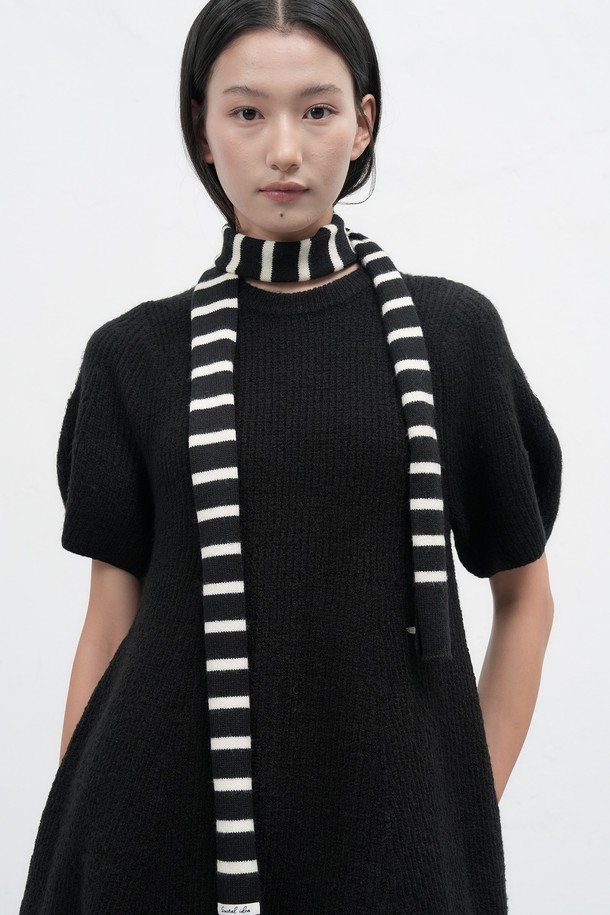 WOMAN (우먼) 스트라이프 니트 스카프는 부드러운 니트 소재로 제작되어 가을, 겨울철 따뜻하게 착용하기 좋은 여성용 스카프입니다. 블랙, 화이트 컬러의 3가지 컬러 구성으로, 베이직하고 캐주얼한 스타일에 미니멀한 포인트를 더합니다. 스트라이프 패턴이 경쾌한 느낌을 주며, FREE 사이즈로 편안하게 착용할 수 있습니다. 캐주얼, 미니멀, 클래식 스타일을 즐기는 분들께 추천합니다.
