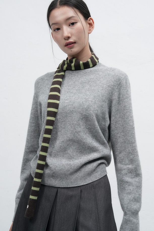 WOMAN (우먼) 스트라이프 니트 스카프 [3COL]는 부드러운 니트 소재로 제작되어 포근한 착용감을 선사합니다. 가을, 겨울철 데일리룩에 매치하기 좋은 아이템으로, 캐주얼, 클래식, 미니멀 스타일을 연출할 수 있습니다. 스트라이프 패턴과 3가지 컬러 구성으로 다양한 룩에 포인트를 더할 수 있습니다. 가을 나들이룩에도 활용하여 스타일리시함을 더해보세요. 부드러운 촉감으로 피부에 자극 없이 편안하게 착용 가능합니다.
