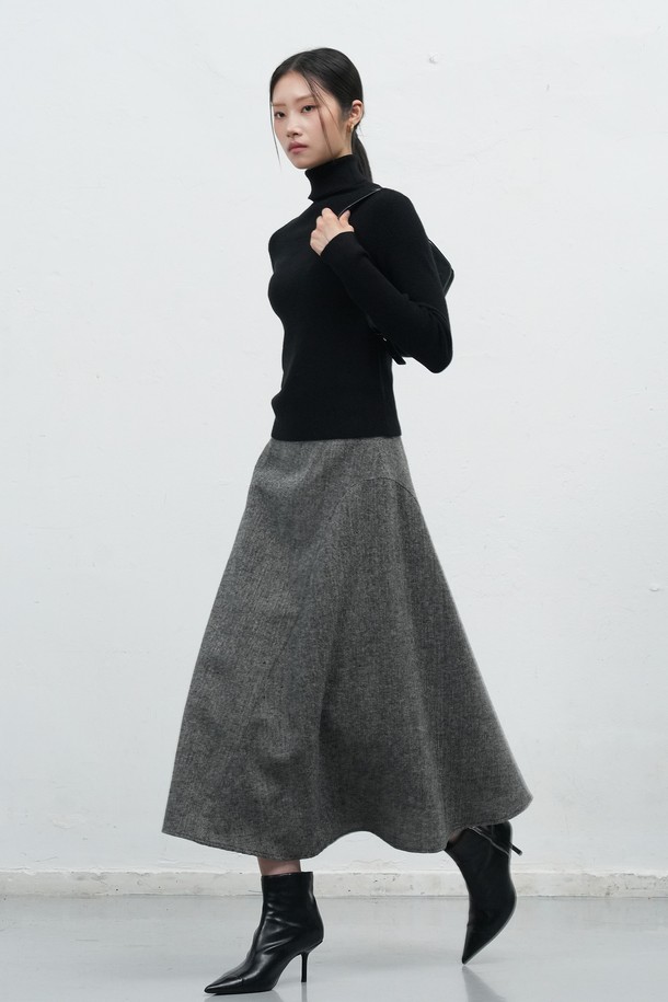 세련된 스타일을 완성해 줄 [25FW] WOMAN 데일리 리브드 터틀넥 풀오버입니다. 부드러운 레이온 혼방 소재로 제작되어 편안한 착용감과 고급스러운 외관을 동시에 선사합니다. 목을 감싸는 터틀넥 디자인으로 따뜻함을 더하며, 슬림핏으로 여성스러운 실루엣을 연출합니다. 화이트, 핑크, 블루, 블랙 4가지 다채로운 컬러로 출시되어 어떤 스타일에도 손쉽게 매치할 수 있습니다. 가을, 겨울 시즌 데일리룩, 오피스룩, 모임룩까지 폭넓게 활용해보세요.
