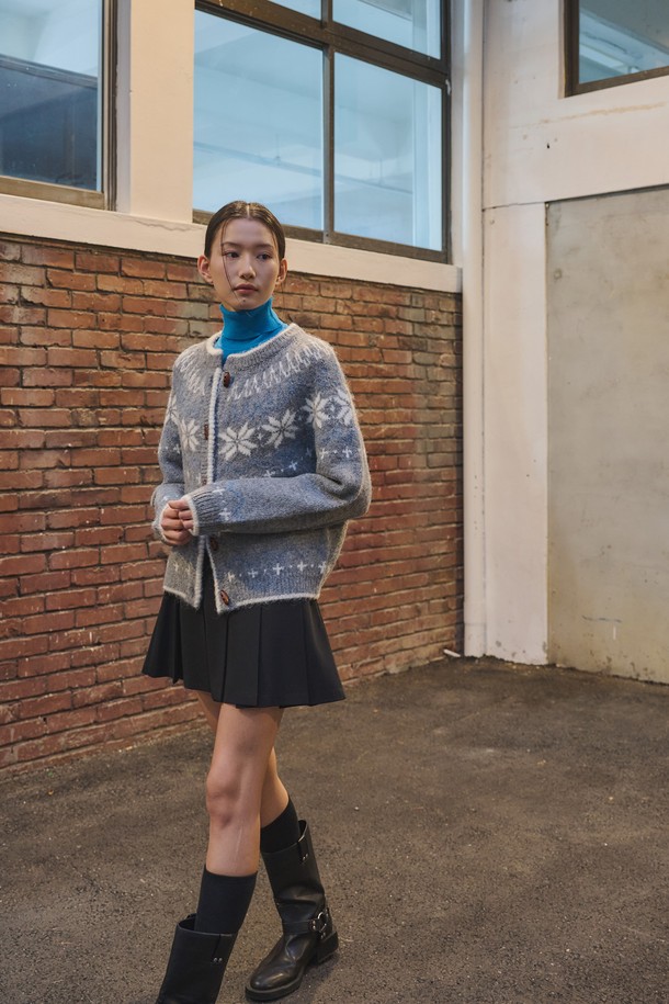 **[25FW] WOMAN 데일리 리브드 터틀넥 풀오버 [4COL] / WBE4L05525**는 부드러운 촉감과 슬림핏으로 여성스러운 실루엣을 연출하는 터틀넥 니트입니다. 레이온, 폴리에스테르, 나일론 혼방 소재로 제작되어 가을, 겨울 시즌에 적합하며, 신축성이 있어 편안한 착용감을 선사합니다. 베이직한 디자인과 무지 패턴으로 다양한 스타일 연출이 용이하며, 데이트룩, 카페룩 등 TPO에 맞춰 활용하기 좋습니다. 화이트, 핑크, 블루, 블랙 4가지 컬러로 출시되어 미니멀, 클래식, 캐주얼 등 폭넓은 스타일을 소화할 수 있습니다.
