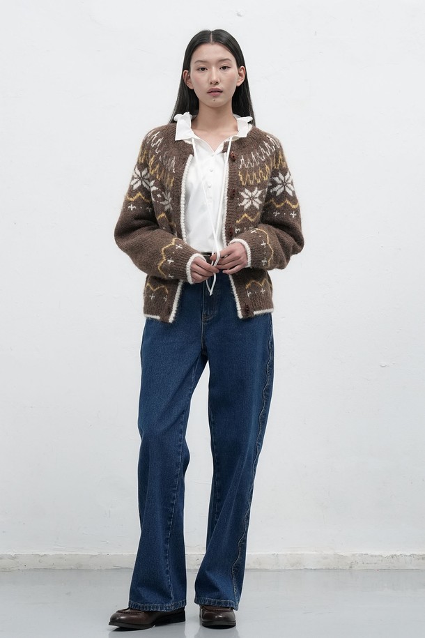 [25FW] WOMAN 울 노르딕 더플 가디건 [4COL] / WBD4L04550은 여성용 가디건으로, 가을과 겨울에 따뜻하게 입을 수 있습니다. 브라운 컬러의 울 소재로 제작되었으며, 두꺼운 두께감과 부드러운 촉감이 특징입니다. 노르딕 패턴과 더플 디자인이 더해져 캐주얼하면서도 클래식한 분위기를 연출합니다. 라운드넥에 긴 소매 기장, 레귤러핏으로 편안하게 착용 가능하며, 버튼으로 여밈 방식을 선택했습니다. 일상복으로 활용하기 좋은 아이템입니다.
